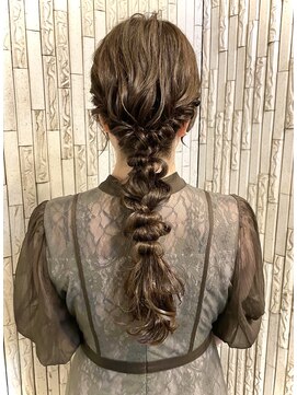 スリー(three) ヘアセット　ヘアアレンジ　編み下ろし