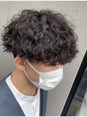 メンズツイストスパイラルパーマセンターパート刈り上げマッシュ