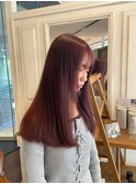 肌まで綺麗に見せる艶ボルドー