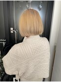 ペールベージュ　切りっぱなしボブ　ミニボブ