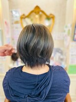 美容室 ティンカーベル 前下がりショートヘア
