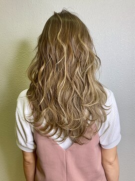 ジーナ バイ アルティナ(Dina by artina) ブロンドハイライト×波ウェーブ 【Dina立川】