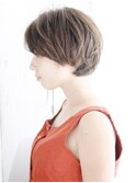 透け感かきあげバングのショートスタイル