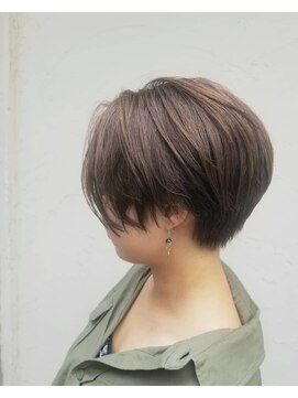 ベラ(Bella) 耳かけハンサムショート/前下がり/ひし形