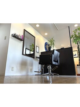 ３席のみの少人数サロン。周りを気にせず、ゆったりとした空間でリラックスしたサロンタイムを。