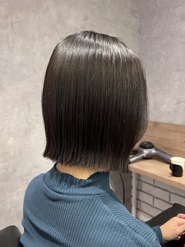 モク(mok) 切りっぱなし外ハネくびれボブ