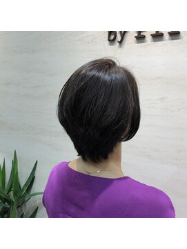 ウイバイファースト(u'i by first) 後頭部にボリュームがあるスタイル