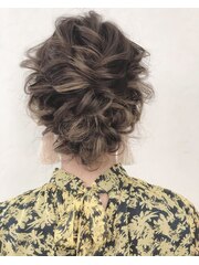 ヘアアクセなしでも華やか！ふわふわシニヨン