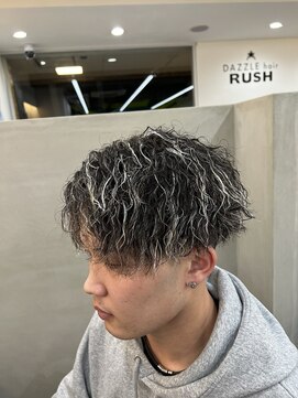 ダズルヘアラッシュ(DAZZLE hair RUSH) 【泉 陽登指名】ツイストパーマ強め×ホワイトハイライト