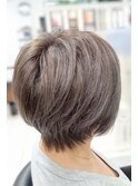 30代40代50代60代くびれ大人ショート　プラチナグレー脱白髪染め