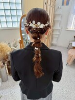 ロマーリ(LOMARLIE)&nbsp;成人式ヘアセットヘアアレンジローポニー編み込み