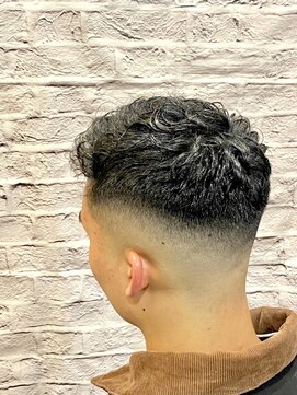 グレイスフルバーバー 赤坂見附店 朝のセットが楽に！スキンフェードメナチュラルパーマ