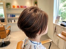アットティ(@.t)の雰囲気(トップにボリュームがありひし形シルエットになっています。)