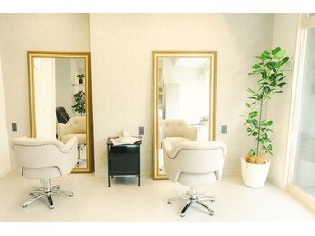 アトリエ コア ヘアー 横川(atelier CORE hair)の写真/気になり始めた白髪も、明るく上品な仕上がりへ♪大人女性の魅力を引き出すグレイカラーをご提案