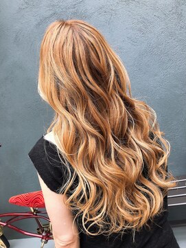 ヘアーシグネチャー(Hair Signature) ゴージャスにみえる外国人風カラーブロンドスタイル