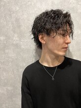 ＜センターパート×ツイストスパイラルパーマ＞流行のスタイルで、今よりも垢抜けて大人な印象に［新潟］