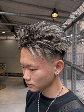 フジヤマ バーバー ショップ(FUJIYAMA BARBER SHOP) ハイライトカラー/スキンフェード/ツーブロックショート