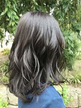 ムー(moo.) ミディアムのダークグレージュ