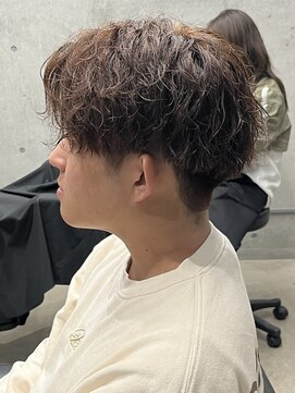 フイ 代々木(Hui) メンズ/アップバング/ツーブロックマッシュ/束感ショート波巻き