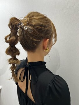 結婚式のヘアセット28選】長さ・年齢・セルフ動画別でご紹介！│結婚式 