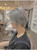 ホワイトカラー.シルバーアッシュ.前下がりショート.くびれボブ