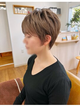 コムヘアー(COM HAIR) くせ毛ショート。グレージュブラウン。