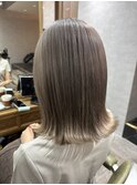 切りっぱなしミディアムボブ×くすみベージュ系カラー