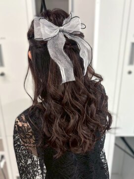 ジゼル 梅田(GiseL) ハーフアップ シニオン 編みおろし リボン 結婚式 お呼ばれ 20代