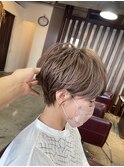 トップにボリュームのあるショートへあ