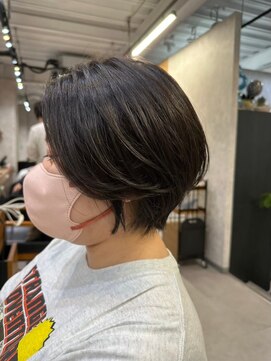 コンフィー(comfy) ショートボブで動きのあるスタイルに