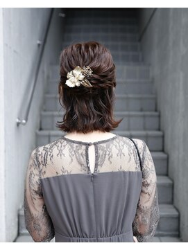 ヘアアレンジメント ボガスティーズ 溝の口店(Hair arrangement Vogusty's) ハーフアップ×波巻き