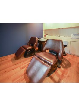 髪や頭皮のダメージが気になる…そんな大人女性にオススメ☆髪に優しい商材でナチュラルな仕上がりを実現♪