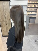 クララジャパン ハカタエキマエ(CLALA JAPAN Hakataekimae)&nbsp;赤味を抑えた柔らかいオリーブグレージュ