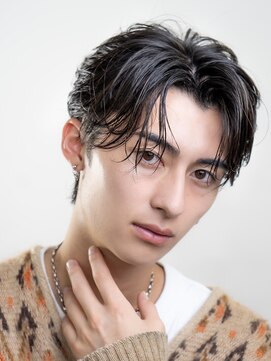 オーシャントーキョーオーバー(OCEAN TOKYO OVER) 韓国ヘアカルマニュアンスコンマバングセンターパート黒髪ウルフ