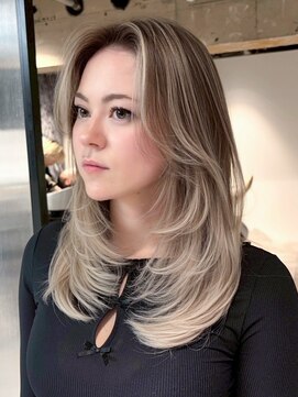 シオン(shion) ホワイトベージュ顔周りレイヤー韓国ヘアくびれミディ_ba578001