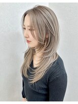 ヌフ(neuf) ミルクティーグレージュ×顔周りレイヤー|ハイトーンロング
