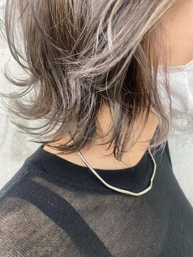 カフネ ジュントス ヨロ(Cafune' juntos YOLO) ハイライト ホワイトグレー