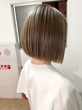 リルア 博多(LIRUA) アッシュベージュの切りっぱミニボブ