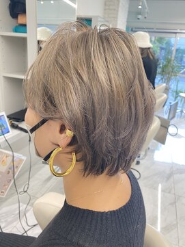 リーホリエ(Lee Horie) 大ぶりピアスとの相性◎ショート×ハイトーン!