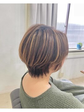 ロディーナコク 大口 新子安(rodina.coc) 白髪ぼかしハイライト×ふんわりショートヘア