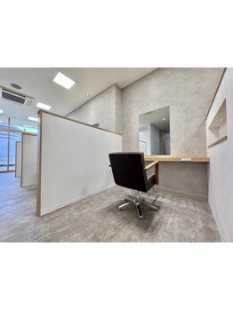 白を基調とした内装で、半個室あり◎忙しい日々のご褒美のように贅沢なサロンタイムをお楽しみください＊