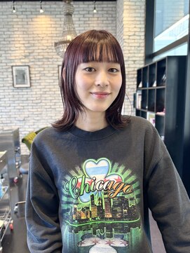 ツヤ感レッドブラウン×軽やかレイヤーミディ