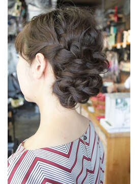 オーバーキャプテンネイキッド(OVER CAPTAIN NAKED) びんずる大人ヘアセット [ボブ編み込みアレンジ]