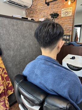 アーリータイムズ(EARLYTIMES) ツーブロックバーバースタイル、サイドパート