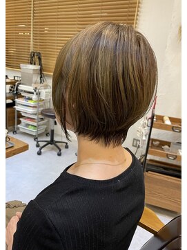 チリンバイロストシティー(Chillin by LOSTCITY) 白髪ぼかしハイライト ショートボブ
