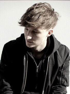 ジジバイワースホワイル(jiji by WORTH WHILE) 刈り上げセンターパートサーフカールフェザーパーママレットヘア