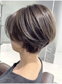 大人ショートボブ白髪ぼかしハイライト赤み消しグレージュ
