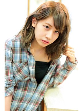 プロム(Prom) 普段より少しおしゃれに！ちょっぴりノームコアミディ