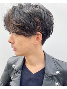 ユノ(juno) くせ毛風メンズミディアムパーマスタイル かきあげ