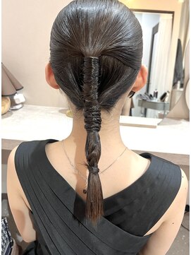 ミラ(Mila) スタイリッシュな艶々タイトローポニー★